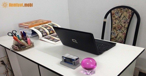 Cầu thủy tinh trên bàn làm việc