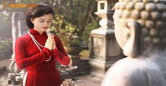 Thành tâm khấn bái để xá tội