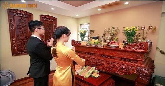Khấn vái trước tổ tiên