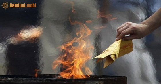 Mọi người thường đốt vàng mã vào tháng này