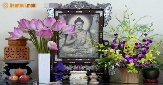 Những loại hoa thường được dâng lên ban thờ là Huệ, Hồng, Cúc, Sen