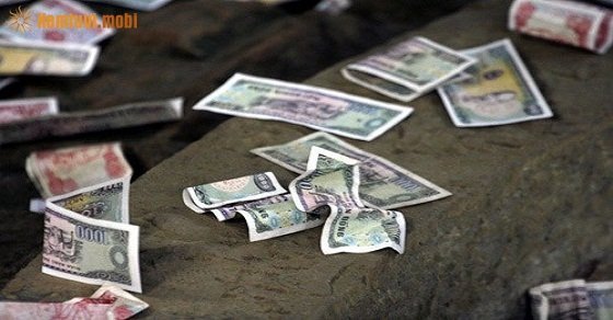 Tiền lẻ vứt dọc đường để giải hạn, giải xui