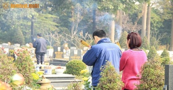 Sau khi làm lễ tại mộ phần xong, gia chủ trở về nhà làm lễ gia thần và gia tiên