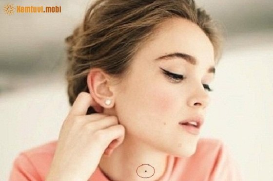 Nốt ruồi mọc ở trước chính giữa cổ là nốt ruồi phú quý