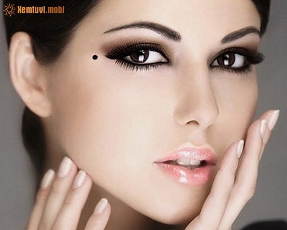 Nốt ruồi đuôi mắt vận số đào hoa, được nhiều người theo đuổi