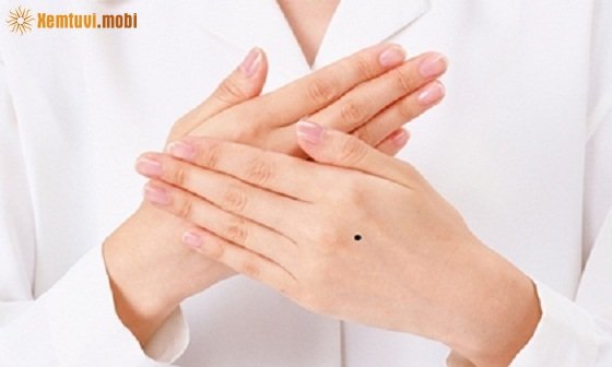 Nốt ruồi trên mu bàn tay là nốt ruồi khai vận