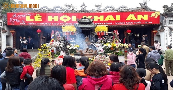 Văn khấn khi đi lễ đền phủ cầu tài lộc, công danh ngày tết đầu năm