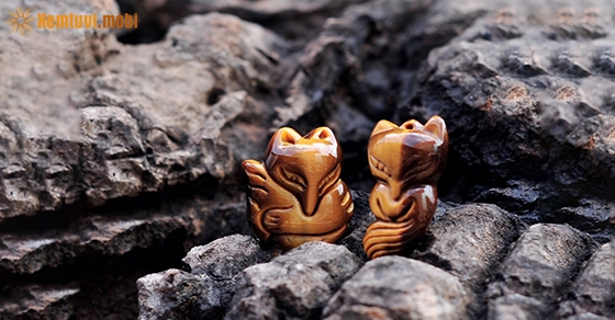 Đá hồ ly mắt hổ vàng và nâu phù hợp với người mệnh Kim và mệnh Thổ