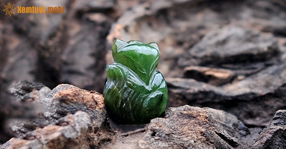 Mặt dây chuyền làm từ đá hồ ly ngọc bích vô cùng quý phái