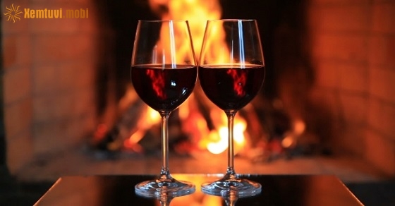 7. Tử vi tuổi Ngọ ngày 20/10/2019 hôm nay Tử vi ngày mới 20/10/2019 cho thấy người tuổi Ngọ dù là ngày cuối tuần nhưng vẫn hết mình với công việc và đam mê đồng thời may mắn vượng vận quý nhân. Tuy nhiên con giáp này cần đặc biệt chú ý tới vận đào hoa đen đủi, dễ bị vướng vào thị phi, khẩu thiệt vì kẻ tiểu nhân tung tin đồn. Đừng để bị lợi dụng bởi một người mà hết lần này đến lần khác chỉ tìm đến mình khi cần được giúp đỡ. Trong công việc, không gì mang lại cảm giác thỏa mãn cho bản mệnh hơn là khi hoàn thành công việc đúng thời hạn với chất lượng tốt. Tuy nhiên đừng để điều đó khiến tuổi Ngọ lơ là các khía cạnh khác của cuộc sống. Trong chuyện tình cảm, dường như con giapsn ày ít khi trực tiếp dành lời khen cho nửa kia mà cứ thể hiện gián tiếp thông qua việc này việc kia. Thực tế là đối phương cũng chẳng hiểu ý bạn, vậy nên nếu muốn khen thì hãy khen một cách chân thành và trực tiếp để có thể truyền đạt được hết ý mình tới người ấy nhé. • Giờ tốt trong ngày: 7h – 9h • Quý nhân phù trợ: Tý, Sửu Xem tử vi ngày 20-10-2019 chủ nhật 7. Tử vi tuổi Ngọ ngày 20/10/2019 hôm nay Tử vi ngày mới 20/10/2019 cho thấy người tuổi Ngọ dù là ngày cuối tuần nhưng vẫn hết mình với công việc và đam mê đồng thời may mắn vượng vận quý nhân. Tuy nhiên con giáp này cần đặc biệt chú ý tới vận đào hoa đen đủi, dễ bị vướng vào thị phi, khẩu thiệt vì kẻ tiểu nhân tung tin đồn. Đừng để bị lợi dụng bởi một người mà hết lần này đến lần khác chỉ tìm đến mình khi cần được giúp đỡ. Trong công việc, không gì mang lại cảm giác thỏa mãn cho bản mệnh hơn là khi hoàn thành công việc đúng thời hạn với chất lượng tốt. Tuy nhiên đừng để điều đó khiến tuổi Ngọ lơ là các khía cạnh khác của cuộc sống. Trong chuyện tình cảm, dường như con giapsn ày ít khi trực tiếp dành lời khen cho nửa kia mà cứ thể hiện gián tiếp thông qua việc này việc kia. Thực tế là đối phương cũng chẳng hiểu ý bạn, vậy nên nếu muốn khen thì hãy khen một cách chân thành và trực tiếp để có thể truyền đạt được hết ý mình tới người ấy nhé. • Giờ tốt trong ngày: 7h – 9h • Quý nhân phù trợ: Tý, Sửu Xem tử vi ngày 20-10-2019 chủ nhật