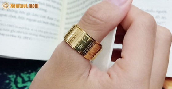 Đeo nhẫn ngón cái