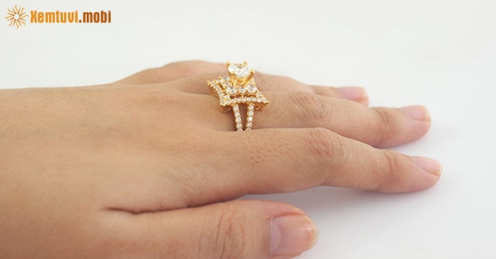 Đeo nhẫn ngón giữa