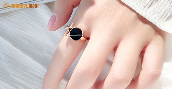 Đeo nhẫn ngón trỏ