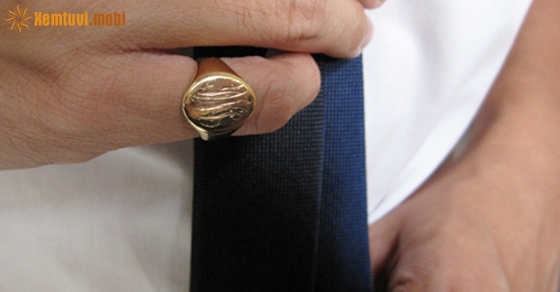 Đeo nhẫn ngón út